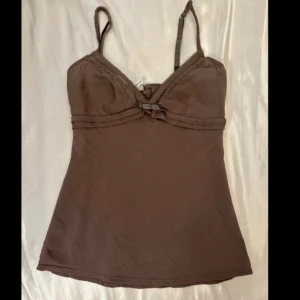 Söt brun topp/cami  - Jättesöt topp jag köpte på Vinted, har dock inte kommit tillanvändning :) i fint skick 