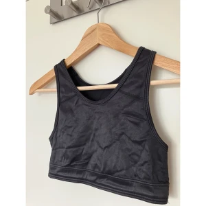 Sport-bh - Svart sport-bh från Newbody. ⭐️ Nyskick. Djur- och rökfritt hem.