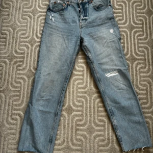 Jeans - Jeansen är i mycket bra skick med små håll
