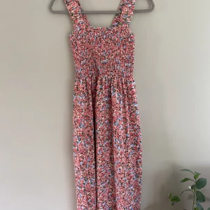 Klänning - Sommarklänning med blommor och smock upptil. Normal i storleken
