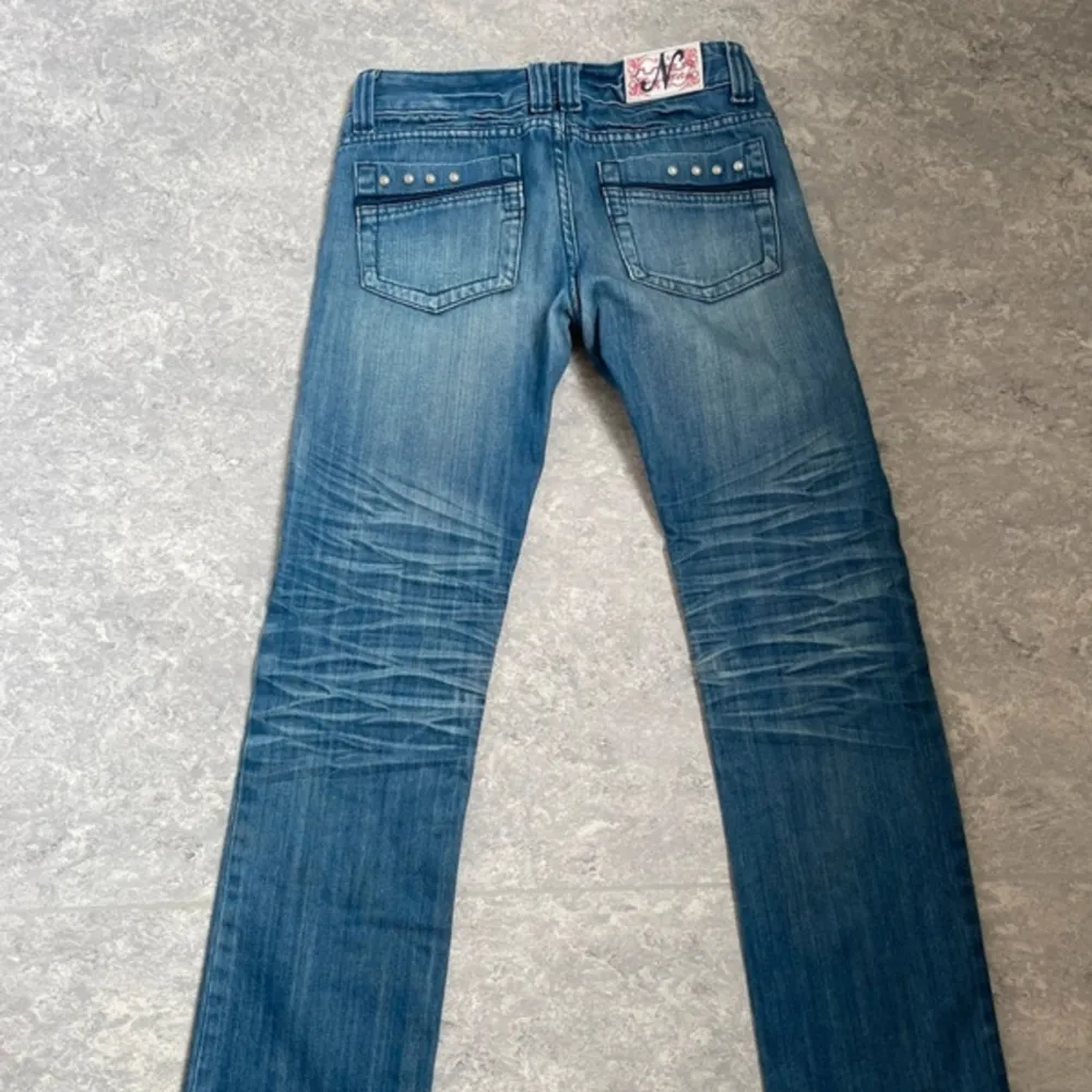 Lågmidjade jeans i strl XS/S. Midjemått tvärs över, 38 cm. Väldigt bra skick. . Jeans & Byxor.