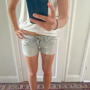 Jeansshorts - Jättesnygga lågmidjade jeansshorts! Storleken exakt är: W25 L33