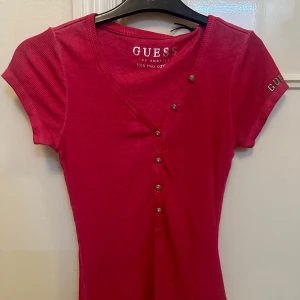 Figursydd mörkrosa tröja - Supersöt ribbad tröja som tyvärr inte kommer till användning. Nyskick. Figursydd. Läs bio innan köp☺️