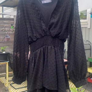 Klänning från Zara - Hej! Säljer en klänning från Zara, använd typ 1 gång. Nyskick!