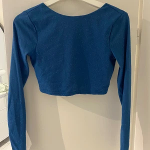 Topp - Blå glittrig topp från Moa Mattsons kollektion för Nakd. Storlek xs