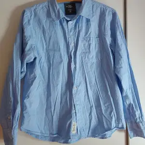 Ljusblå tunn fin skjorta i storlek 164