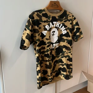 Bape Yellow Camo Tee - Köpt i Shibuya, Japan