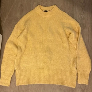 Tröja - Är helt ny, har haft på mig ett par gånger för att prova bara. Meddela gärna om ni har frågor 😊