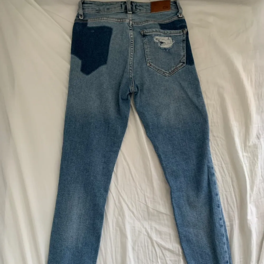 Snygga och bekväma skinny ripped jeans från River Island! Bara använd några gånger. Inga defekter. Pris kan diskuteras. 🩵. Jeans & Byxor.