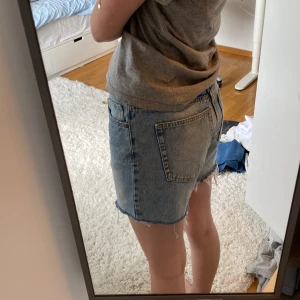 Jeansshorts - Jeansshorts i fint skick säljes. Inga defekter. Storlek 38 men kan passa 39-40 också. 
