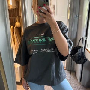 T shirt - Så snygg oversized t shirt från PE Nation. Aldrig använd. Ordinarie pris ca 1500kr. Funkar för både tjejer och killar