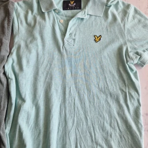2 pikétröjor - Gant: använd 1 sommar, storlek M, äkta. Lyle & Scott: använd 1 sommar, storlek S, äkta. Båda två för 200.