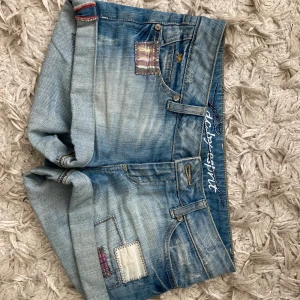 Lågmidjade shorts med detaljer - Köpta förra året men använda fåtal gånger, därför jätte bra skick💓💓kontakta för fler bilder 