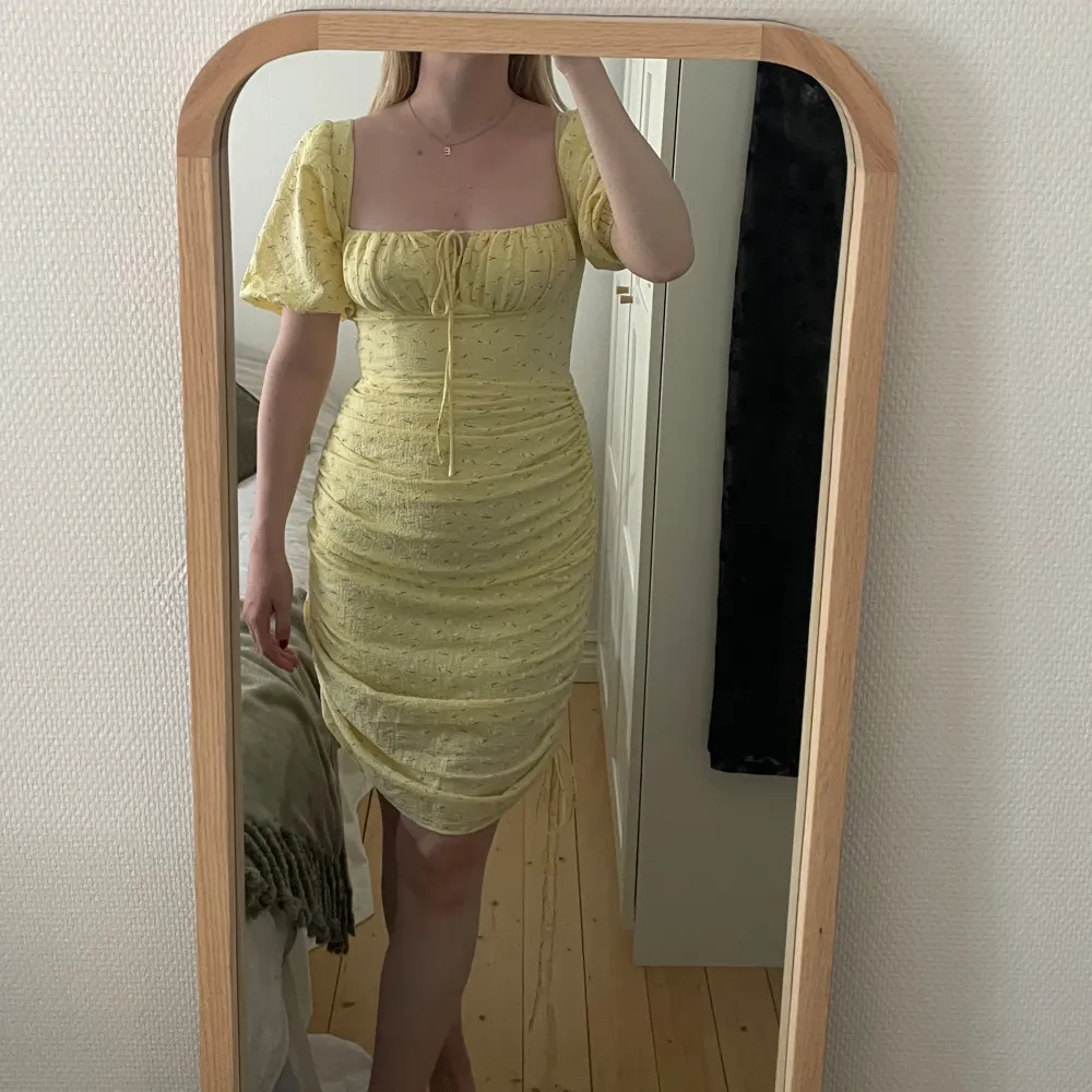 Hej! Säljer min otroliga adoore klänning som tyvärr ej kommer till andvändning. Klänningen är två år gammal och endast andvänd 2 ggr. Längden är justerbar så den passar oavsett längd. Jag är 174 cm lång. . Klänningar.