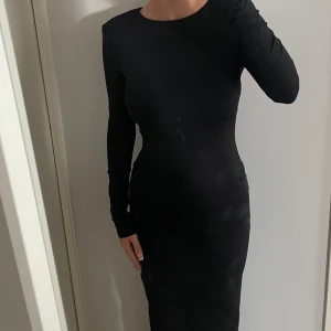 Långklänning - Väldigt snygg klänning med öppen rygg och slits längst ner, använd en gång. (Har råkat knäppa klänningen fel på bilden)