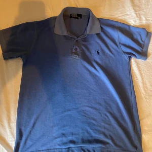 Polo Ralph Lauren Pike - Tjena, Jag säljer min Ralph Lauren piké som jag nu har växt ur. Skicket är bra och färgen är blå. Hör av er vid frågor!