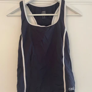 Träningslinne casall  - Använd 1-2 ggr Mycket bra skick  Normal i storleken  Mörk grå, åt blå ton