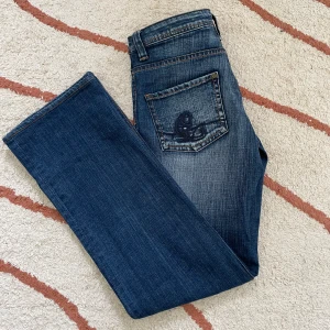 Lågmidjade jeans✨⭐️ - Säljer ett par lågmidjade jeans i super bra skick, lite för korta på mig som är 1,74⭐️ Midjemått, 84cm Innerbenslängd, 76cm