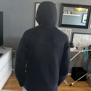 Säljer min Nike tröja eftersom den inte kommer till använda. - Jag säljer min Nike tröja för 500-700 (pris kan diskuteras) tröjan är knappt använd. Köparen får betala frakten om man inte kan mötas upp. Den är i st S men passar i M också. 