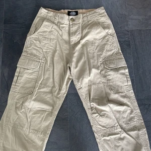 Dickies cargo byxor - Feta cargobyxor som sitter fint på kroppen. Orginalpris 900 kr 💕
