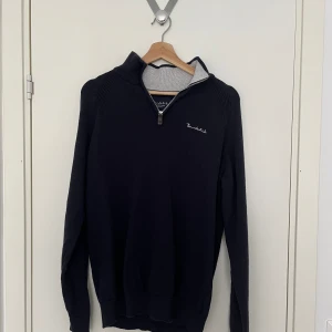 Marinblå Stickad Tröja med krage - Knappt använd.  Storlek: M  Dock hyfsat liten i storleken 