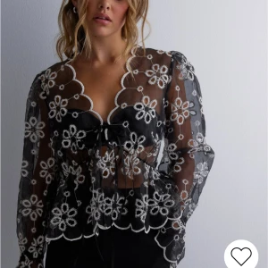 Blus - En väldigt fin blus! Passar perfekt till sommar! Använd, men superfint skick! Skicka för fler frågor/bilder🩷