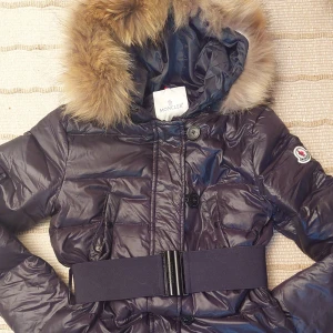 Moncler jacka - Säljer nu denna moncler jacka! Har inget äkthetsbevis då jag inte har köpt den ny. Skriv gärna privat för fler bilder! Kan gå ner i pris vid snabb affär!❤️