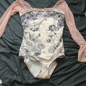 Fin - Älskar och ser så fin ut! Inga defekter. För fler bilder kan du kontakta mig. Kan sänka priset om det är en snabb affär. Är 164cm lång.