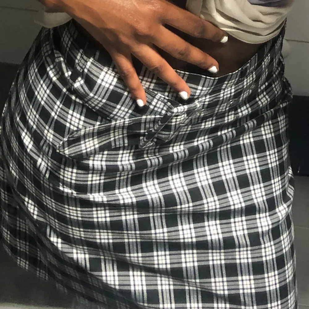 Randig kjol från H&M i storlek M/40 💕passar xs/s också pga bältet 💗 Man kan styla den med vad som helst! Kontakta vid behov av fler bilder 🥰. Kjolar.