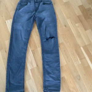 Levis 512 jeans - Riktigt snygga Levis jeans. Modellen på bilden är 176. Hör av er💥