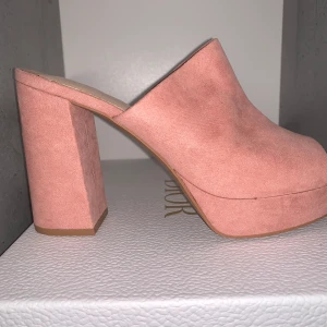 Rosa klackskor med platå - Rosa klackskor i storlek 38 Köpta på HM Oanvända