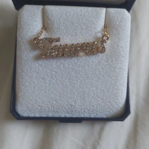 Halsband - Superfint halsband i guldfärg med texten "Taurus' (stjärntecknet oxen på engleska) det är använd ca 3 gånger. OBS! Inte äkta guld, köptes för 79kr