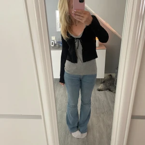 Svart kofta med knyt - säljer denna svarta koftan från HM som går att knyta, väldigt fin pch passar bra som en detalj till en outfit