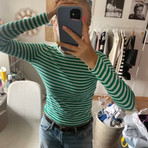 randig tröja - grön randig långärmad tröja🤘storlek xs men passar xs-m typ 