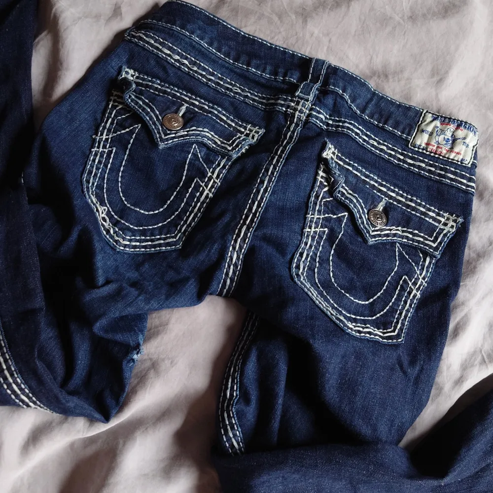 Säljer fina truereligon jeans då dom inte används, finns ett litet hål (se första bild) men de märks inte. Skriv för mer info💕. Jeans & Byxor.