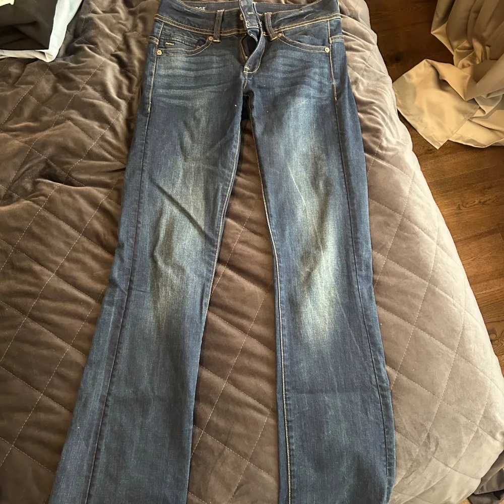 Ett par snygga mörka lågmidjade jeans. Samt långa. Använda fåtal gånger. Jeans & Byxor.