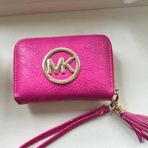 Plånbok  - Rosa Michael kors plånbok i rosa. Nästan aldrig använd så bra skick. 