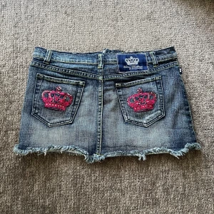 Victoria Beckham jeans kjol - 🔻 Inga bilder på pga små 🔻 Jätte fint Victoria Beckham jeans kjol i ny skick🫶🏻Midjebredd är 39 cm och längden är 28 cm 📏