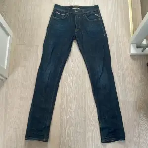 Skit snygga replay jeans i modellen grover. Strl 29 34 och skicket är 9/10!  nypris runt 1700 vårt pris 549