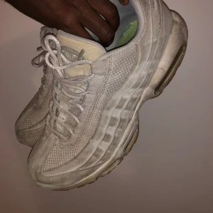 Nike Air Max 95 - Air Max 95 köpta för ett par år sen, använda som vinterskor. Blir fina med en wash men bara inte orkat