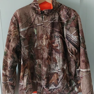 Realtree fleece - Sjuk realtree fleece som går att vända ut och in (orange på insidan) Lite vita fläckar på ena sidan av den oranga insidan, men annars i toppskick👍🏻 Kom dm vid fler frågor