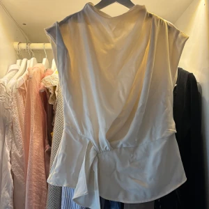 Zara topp - 99kr! Storlek S, andvänd 1 gång! Vit topp från Zara!