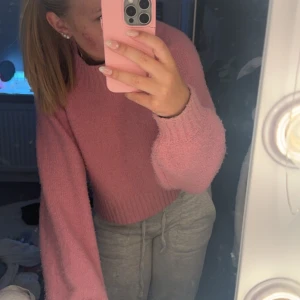 Rosa stickad  - Stickad tröja från Gina Tricot i storleken Xs.