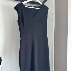 Ralph Lauren elegant klänning - Mycket fint skick på klänningen, endast använd några gånger. Passar 36-38