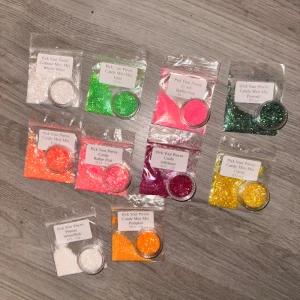 Glitter till gelenaglar💅 - Säljer glitter till gelenaglar, skriv namnet på den/dem du vill ha, du får med bruken med glitter i och resterande i påsen, säljer för 15kr/st