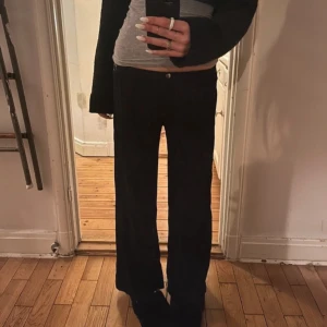 Lågmidjade kostymbyxor  - Säljer dessa super snygga lågmidjade utsvängda kostymbyxor i storlek M/38. De är vintage Richmond. Skulle säga att de passar en S också. Perfekt på mig i längden som är 167-168 cm❤️ De är i toppen skick och väldigt bekväma! hör av dig vid frågor!!