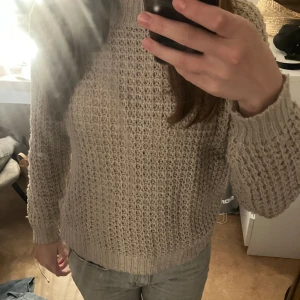 Fin stickad tröja - Fin beige stickad tröja från lager 157 som tyvärr börjar bli liten och inte kommer till användning mer. Har börjat bli lite nopprig men inga defekter så som hål osv. Perfekt som kvällströja nu på sommaren🤎