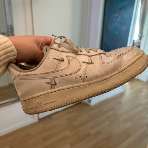 Nike Af1  - Limited edition nike air force 1 med silver swoosh på sidorna, (en fattas) De är lite smutsiga men kan rengöra de med mirakelsvamp och få bort det mesta ifall någon vill köpa💘☺️