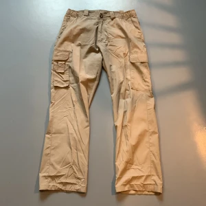 Cargo pants - Parachute cargo pants Midjan känns som 32-34