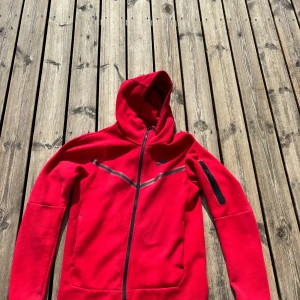 Röd Nike tech fleece tröja - Mycket bra skick, skönt material,använd några gånger
